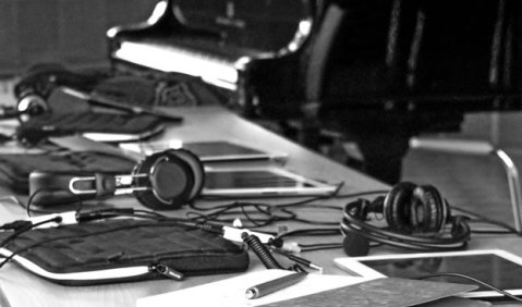 Klavier und Laptop: Hausmusikinstrumente heute und damals.  Foto: Akademie Remscheid