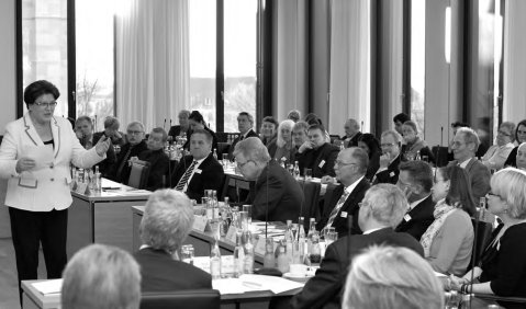 Landtagspräsidentin Barbara Stamm, MdL begrüßt Referenten und Zuhörer der Info-Veranstaltung zur Musikgeragogik. Foto: Bildarchiv Bayerischer Landtag/Rolf Poss