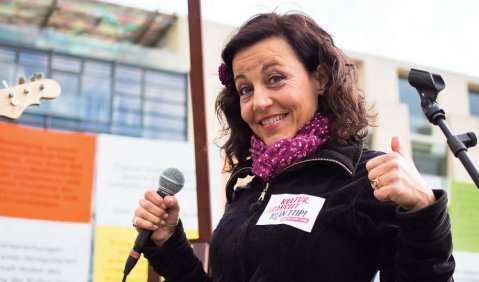 Anspielen gegen TTIP: Künstler aus zehn Nationen bespielten den Pariser Platz am Brandenburger Tor. Foto: Martin Hufner