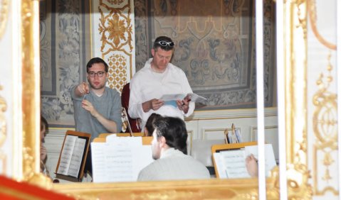 Der Komponist Volker Nickel (re.) und Johannes X. Schachtner, musikalischer Leiter des Nachwuchsorchsters JU[MB]LE bei der Probe in der Musikakademie Alteglofsheim. Foto: Michael Scheiner