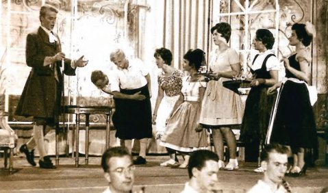 Figaro 1959: Frohwalte Pilz aus Berlin als Cherubino mit Mitgliedern des Evangelischen Kirchenchores und des Gesangvereins Weikersheim. Foto: JMD