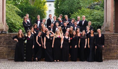Der Kammerchor der Hochschule für Musik Detmold (Erster Peisträger beim Deutschen Chorwettbewerb 2014) bildet den Studiochor für den chor.com-Workshop mit Anne Kohler (rechts). Foto: HfM Detmold
