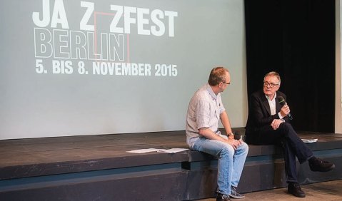 Jazzredakteur Ulf Drechsel vom rbb (li.) und Richard Williams bei der Pressekonferenz zum Jazzfest Berlin. Foto: Petra Basche