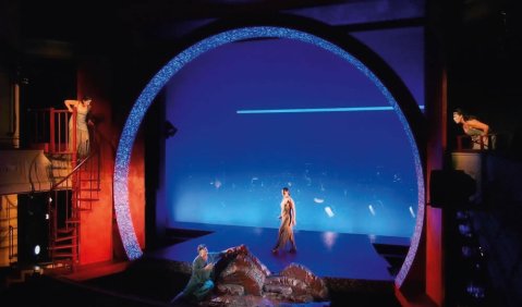 Großes Musikdrama als Kammerspiel: Die Bühne des Mindener Stadttheaters kann auch Wagner. Foto: Dorothée Rapp