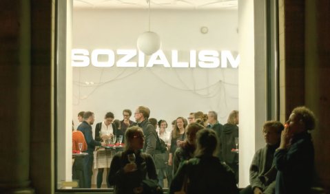 Ein Get-Together als Kongresseröffnung in der Galerie für Zeitgenössische Kunst in Leipzig: Um Sozialismus ging es nicht, aber dafür ums Teilen oder Haben. Foto: Johannes Ernst
