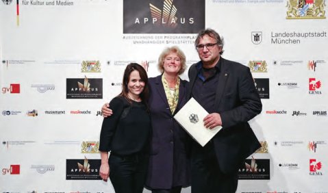 Zuwendungsgeber mit Preisträgern: Kulturstaatsministerin Monika Grütters mit Fee Schlennstedt und Michael Stückl, Unterfahrt in München. Foto: Ralf Dombrowski