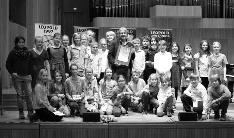 Jörg Hilbert (Mitte) darf sich mit seinem „Ritter Rost“ über den „Poldi“ der Kinderjury freuen. Foto: VdM