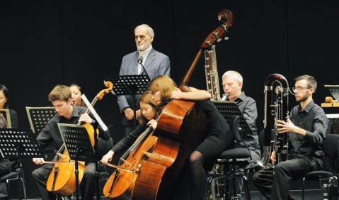 Überzeugende Interpretation: Helmut Lachenmann mit Karlsruher Studenten. Foto: Charlotte Oswald