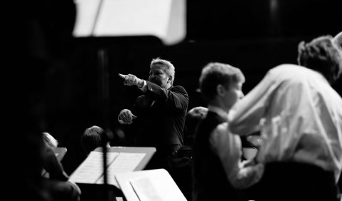 Die Junior Big Band des Gymnasiums Weilheim mit ihrem Leiter Arthur Lehmann. Foto: LJJB