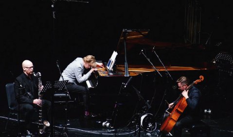 „Peak“ für Klaviertrio und Live-Elektronik von Sami Klemola mit dem Uusinta Ensemble Helsinki. Foto: Charlotte Oswald