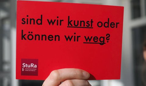 Rote Karte wegen wiederholten Kunstfouls: Die Studierenden der Hochschule für Musik Franz Liszt Weimar sagten dem Thüringischen Staatsminister  Benjamin-Immanuel Hoff per Postkartenaktion ihre Meinung und luden ihn zum Gespräch ein. Foto: Koch 