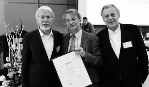 Reinhart von Gutzeit (li.), Ulrich Rademacher (re.) ehren Ulrich Marckardt mit der Goldenen Stimmgabel