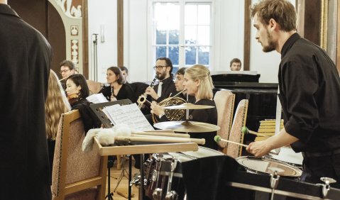 Das Ensemble Zeitsprung interpretiert Bernhard Weidners „Nördlich der Waldeinsamkeit“ im Rittersaal des Schlosses. Foto: Verena Hägler