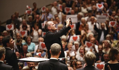 Herzen einfangen: Mit einem fulminanten Konzert verabschiedete sich das SWR Sinfonieorchester von seinem Freiburger Publikum. Chefdirigent François-Xavier Roth hielt den Augenblick fest. Foto: Wolfram Lamparter