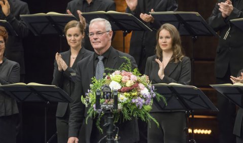 Blumen für Marcus Creed beim Festkonzert des SWR Vokalensembles. Foto: Alexander Kluge