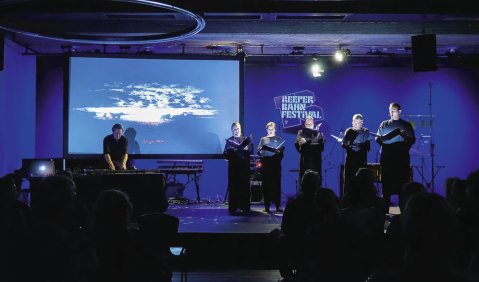 Sven Helbig mit dem Vokalconsort Berlin im Rahmen des Reeperbahnfestivals 2016 . Foto: Michael Ziethen