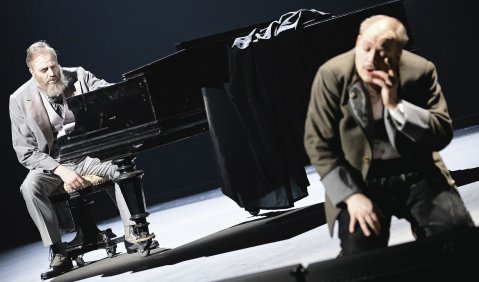 „Wahnfried“ in Karlsruhe. Renatus Meszar (Levi) und Matthias Wohlbrecht (Chamberlain). Foto: Falk von Traubenberg