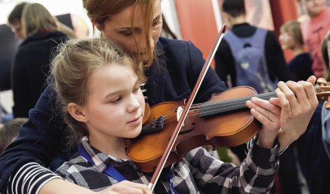 Alexandra Bekesch vom MDR Sinfonieorchester stellte den Erstkontakt zur Geige her. Foto: Susanne van Loon