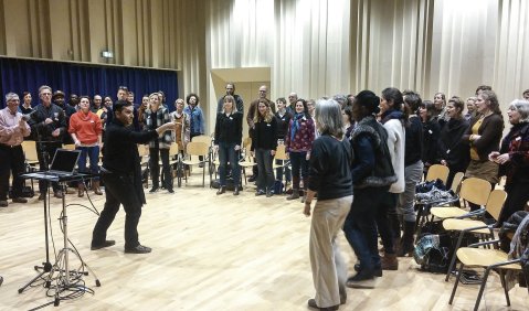 Darren Abrahams, Coach, Sänger und Miterfinder des Crisis Classroom bei einer musikalischen Aktion mit allen  Teilnehmenden der Tagung in Ede. Foto: Antje Valentin