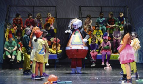 Grund- und Hauptschüler gestalten „Pulcinella“ an der Oper Wuppertal mit. Foto: Jens Grossmann