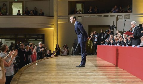 Zu unserem Bild: Zwischen Jury und Publikum verbeugt sich der 21-jährige Cellist Maciej Kulakovski aus Danzig nach dem Auftritt. Foto: Concours Reine Elisabeth