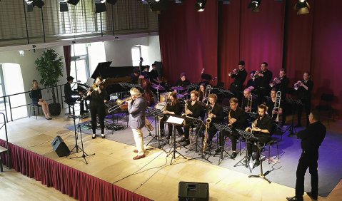 LandesJugendJazzOrchester Schleswig-Holstein mit den Solisten Janika Löttgen und Jiggs Whigham. Bild-Quelle: lmah