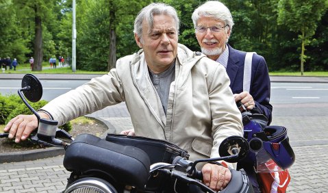 Ulrich Rademacher übernimmt das Steuer des Bundeswettbewerbs „Jugend musiziert“ von Reinhart von Gutzeit. Foto: Markus Kaesler