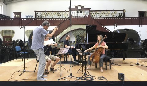 „Lichttürme“: Erkki-Sven Tüür probt mit Christian und Tanja Tetzlaff (Violine, Violoncello) und Lars Vogt (Klavier). Foto: Burkhard Schäfer