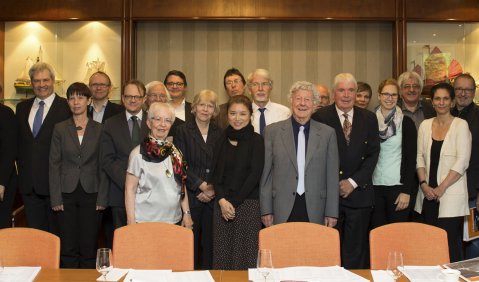 Am Ende eines jeden Bundeswettbewerbs lädt Irene Schulte-Hillen, Präsidentin der Deutschen Stiftung Musikleben (3. v.l.), zur Vergabe-Sitzung der Sonderpreise ein. Die Jürgen Ponto Stiftung ist mit ihrem Vorstandsmitglied Ralf Suermann vertreten (7. v.l.).