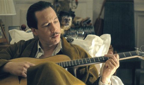 Django (Reda Kateb) und sein Affe Joko. Foto: Roger Arpajou/Weltkino