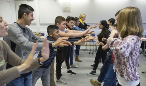 Workshop mit einer Sprachlernklasse zu „Der ewige Atem“. Foto: Nico Herzog