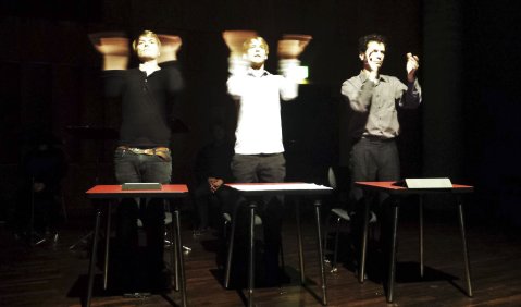 Das Ensemble hand werk mit Francesco Filideis „Funerali del Anarchico Serantini. Foto: Martin Kirchner