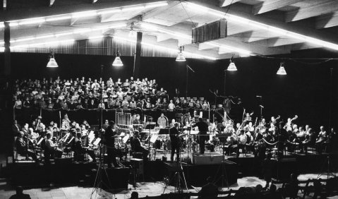 Da stand noch keine rote Fahne neben dem Dirigentenpult: Hans Werner Henze leitet eine Probe seines Oratoriums „Das Floß der Medusa“ in Halle B der Hamburger „Planten un Blomen“. Foto: NDR/Hans-Ernst Müller