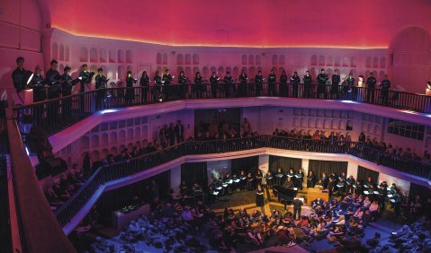 Achteckige Klangschale im ehemaligen Krematorium: Kulisse für die „RundfunkchorLounge“. Foto: Lovis Ostenrik