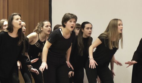 Der Große Chor des Sophie-Scholl-Gymnasiums München unter Leitung von Eva Lücking gestaltet eine packende musikalisch-szenische Performance. Foto: Gabriele Puffer 