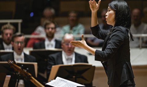 Hsin-Chien Fröhlich, Chordirektorin und Kapell­meis­terin am Theater Hof, hat den 3. Chordirigentenwettbewerb des Deutschen Musikrats gewonnen. Das Preisgeld wird gestiftet von der DOV und der VdO. Foto: Kai Bienert