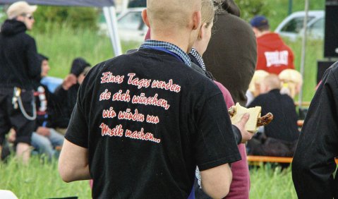 Schlimme Aussichten: Teilnehmer des „In Bewegung“-Rechtsrockfestivals 2017 in Sondershausen. Foto: Stefanie Heide