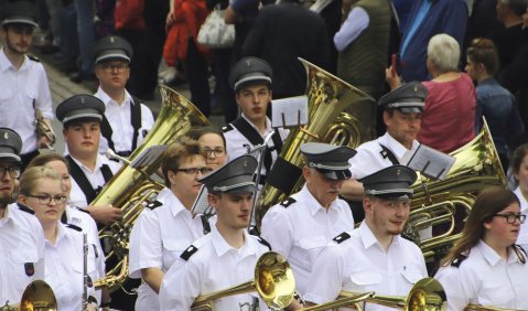 Musikvereine aus ganz NRW kamen am letzten Aprilwochenende nach Schmallenberg zum Landesmusikfest des Volksmusikerbunds und bildeten am Sonntagnachmittag einen großen Festumzug. Foto: Dieter Anlauf