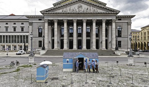 Im Rahmen der Münchener Biennale für neues Musiktheater wurde vor dem Nationaltheater die „Tonhalle“ errichtet. Bespielt wurde sie in Form einer „musik-theatralischen Selbstbehauptung“. Foto: Biennale/Smailovic