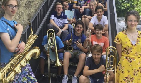 Die jungen Talente der JAZZ JUNIORS Big Band trafen zum ersten Mal in den Pfingstferien 2018 im Haus der Jugend in Passau aufeinander. Foto: LJJB