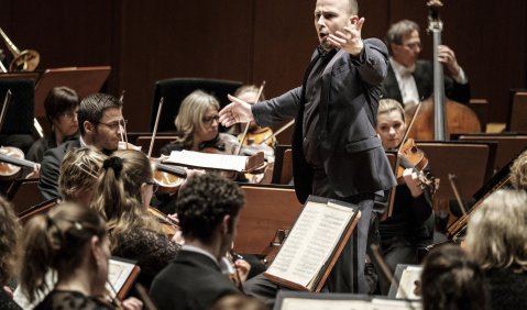 Yannick Nézet-Séguin und sein Rotterdam Philharmonic Orchestra überraschten mit Bruckners 4. Symphonie und  Zimmermanns „Symphonie in einem Satz“. Foto: Bob Bruyn
