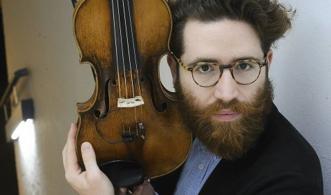 Das Instrument und sein Meister: Théo Ceccaldi. Foto: Ssirus W. Pakzad