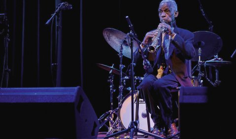 Steckte musikalisch fest: das verjüngte Art Ensemble of Chicago mit Roscoe Mitchell (li.) und Dudù Kouate. Fotos:HuPe-kollektiv