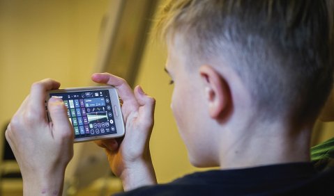 Hat mit japanischer Kampfkunst nur wenig zu tun: Schüler/innen der 9. Jahrgangstufe erkunden mit der App „NinjaJAMM” musikalisches Neuland. Foto: Henning Schossig