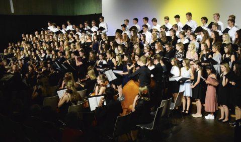 Chor und Orchester des Camerloher-Gymnasiums Freising unter der Leitung von Gunther Brennich beim Festakt.  Foto: Peter Spanrad