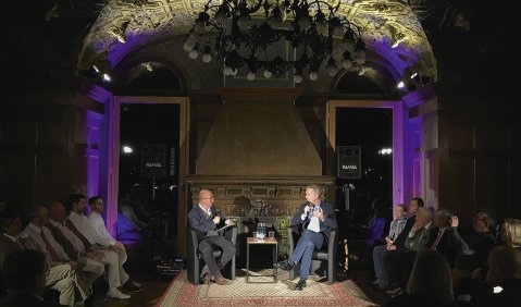Der künstlerische Geschäftsführer der Landesmusikakademie Niedersachsen Markus Lüdke im Gespräch mit dem Alt-Bundespräsidenten Christian Wulff. Foto: Henrik Ballwanz