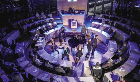 Plenarsaal des Landtags Schleswig-Holstein in Kiel als Bühne und Zuschauerraum. Foto: Bernhard Waack