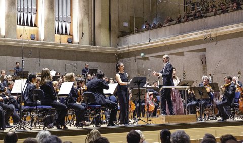 Sophia Burgos, Peter Rundel, Yeree Su und das BR-Symphonieorchester mit der Konzertfassung von Beat Furrers Oper „Violetter Schnee“. 