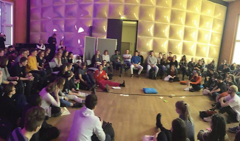 New Way of Conference: Die Teilnehmenden berichteten von ihren beeindruckenden Vorhaben, aber auch von der aufgeladenen Spannung zwischen Streben nach Selbstverwirklichung und Authentizität und dem pragmatischen Bedürfnis, von ihrer Kunst leben zu können. 