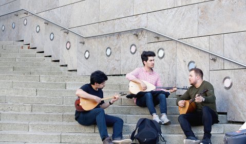 Das dreiköpfige Baglama-Ensemble mit Deniz Basyigit, Seyid Dogan und Hasret Sahin aus Berlin hatte die Qualifikation zum Bundeswettbewerb 2016 in Kassel geschafft und krönte seine Teilnahme mit einem ersten Bundespreis. Foto: „Jugend musiziert“/Markus Kaes